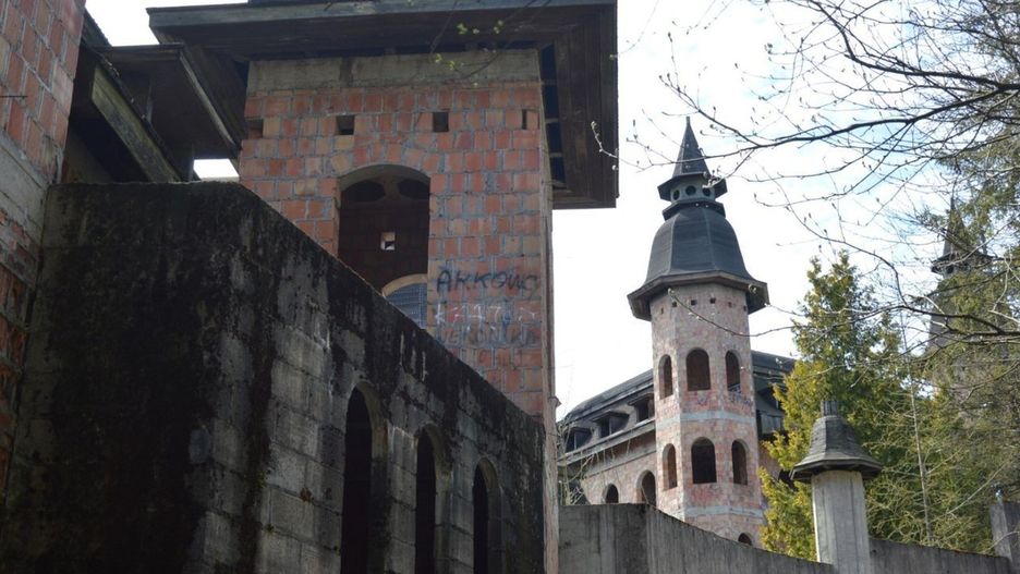 Co dalej z zamkiem w Łapalicach? Zielone światło jest, ale mury jak stały tak stoją