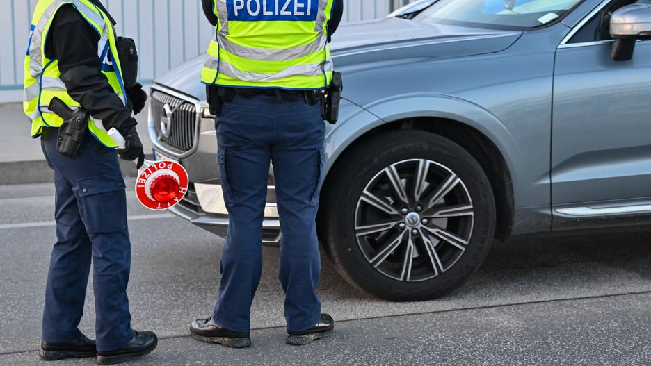 Federal police with stationary control at border with Poland
16 October 2023, Brandenburg, Frankfurt (Oder): The German Federal Police has started permanent controls at the German-Polish border crossing Stadtbr�cke between Frankfurt (Oder) and Slubice. The decision by German Interior Minister Faeser (SPD) on Monday had temporarily introduced internal border controls. Faeser had announced that she had notified the EU Commission of stationary controls for the borders with Poland, the Czech Republic and Switzerland. Photo: Patrick Pleul/dpa 
Dostawca: PAP/DPA
Patrick Pleul
Federal Police, Smugglers, Locking, Asylum, Poland, Border, Border control, Immigration, Symbol, Symbol photo, Symbol image, Illustration, granica, kontrola, kontrole na granicy, migracja, nielegalna, Niemcy, niemiecko-polska, pa�stwa, Polska, UE, Unia Europejska, Frankfurt, S�ubice