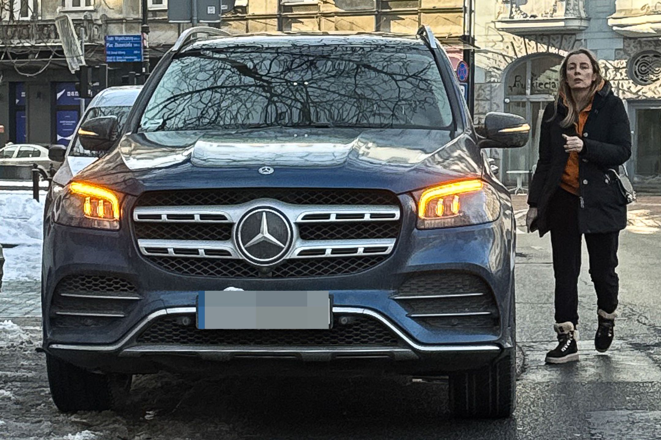 Karolina Ferenstein-Kraśko w naturalnej odsłonie wsiada do auta