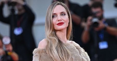 Angelina Jolie bryluje na czerwonym dywanie w Wenecji. Organizatorzy festiwalu dopilnowali, by NIE SPOTKAŁA się z Bradem Pittem