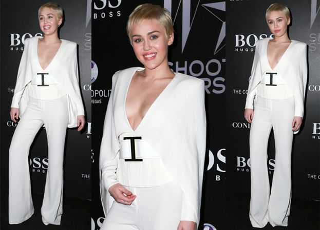 Elegancka Miley w komplecie Balmain! (ZDJĘCIA)