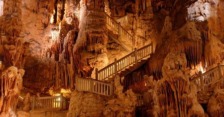 Stalaktyty i stalagmity - jak powstają, gdzie możemy je znaleźć?