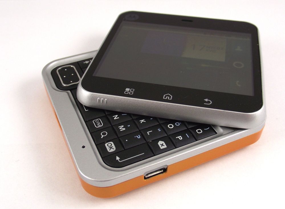 Motorola Flipout, czyli dzwoniący budzik z Androidem ;) [pierwsze wrażenia]