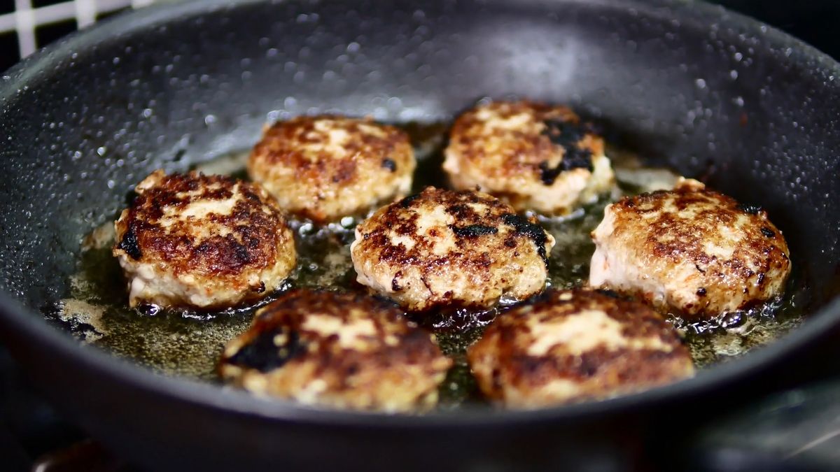 Woda podczas smażenia mięsa mielonego