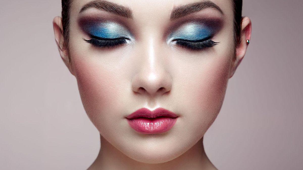 Jak dobrać cienie do powiek i jakich cieni unikać? Warto sugerować się przede wszystkim kolorem oczu.