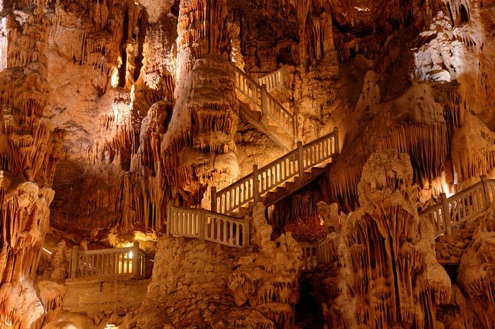 Stalaktyty i stalagmity to formacje występujące w jaskiniach
