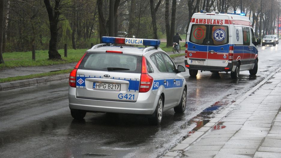 Radiowóz i karetka pogotowia. Zdjęcie ilustracyjne