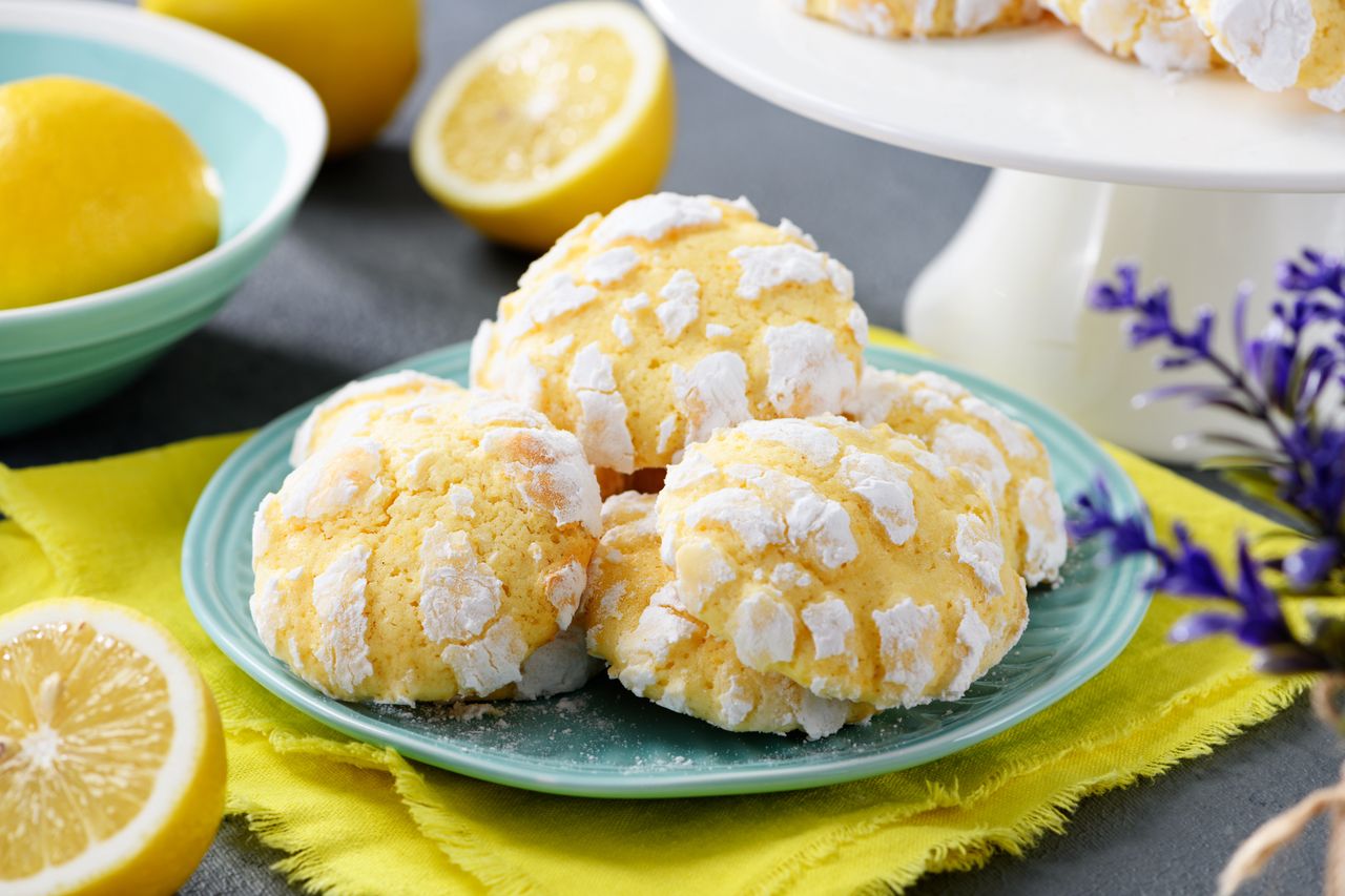 Cracked cookies in a lemon edition