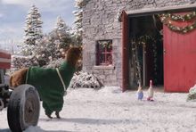 Kadr ze świątecznej reklamy TK Maxx