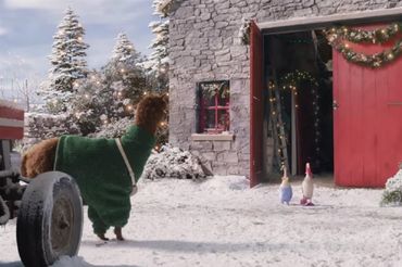 Kadr ze świątecznej reklamy TK Maxx