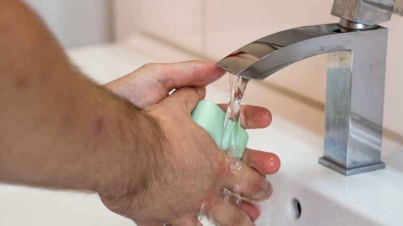 higiena mycie dłoni rąk woda kran mydło