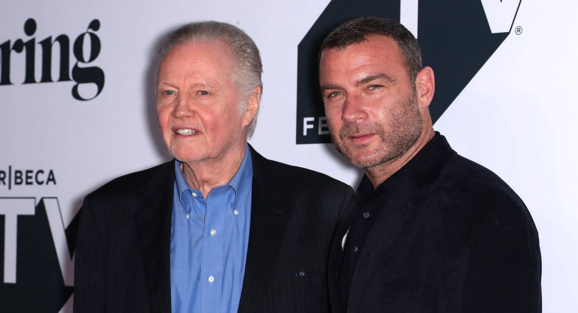 Jon Voight i Liev Schreiber (z prawej) spotkali się na planie filmu "Ray Donovan". Na zdjęciu podczas premiery sezonu 6. 