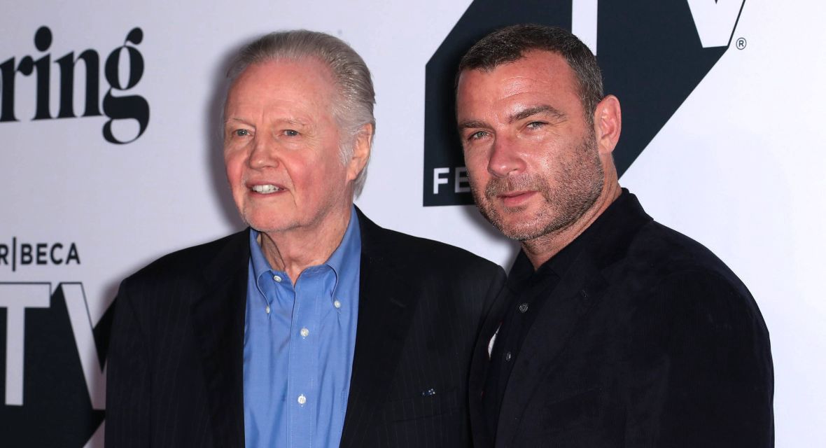 Jon Voight i Liev Schreiber (z prawej) spotkali się na planie filmu "Ray Donovan" Na zdjęciu podczas premiery sezonu 6.