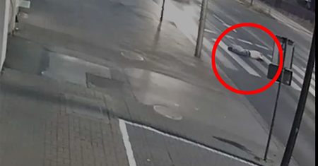 Położył się na pasach. Przejechał po nim dostawczy mercedes