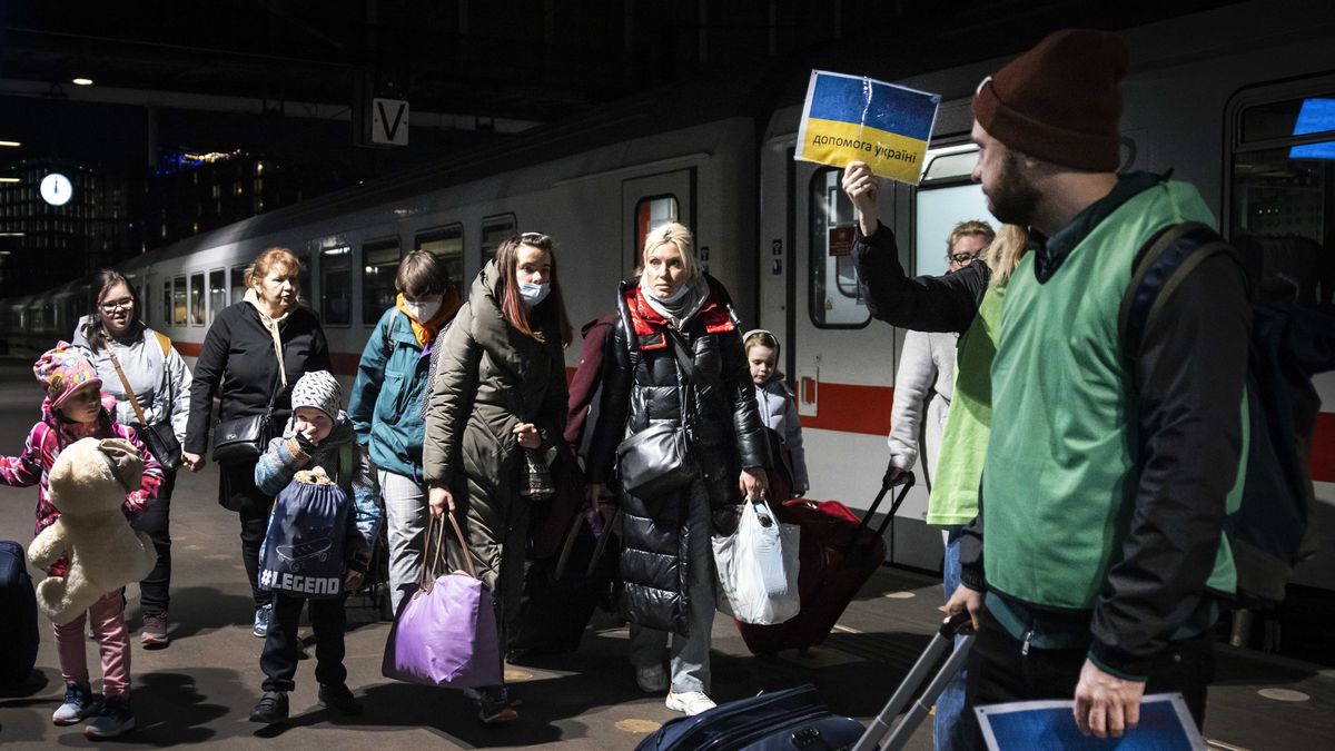 Ukrainian war refugees arrive by train from Berlin at Amsterdam Central Station, Amsterdam, The Netherlands, where the first reception and registration of the refugees takes place, 28 March 2022. EPA/RAMON VAN FLYMEN Dostawca: PAP/EPA.