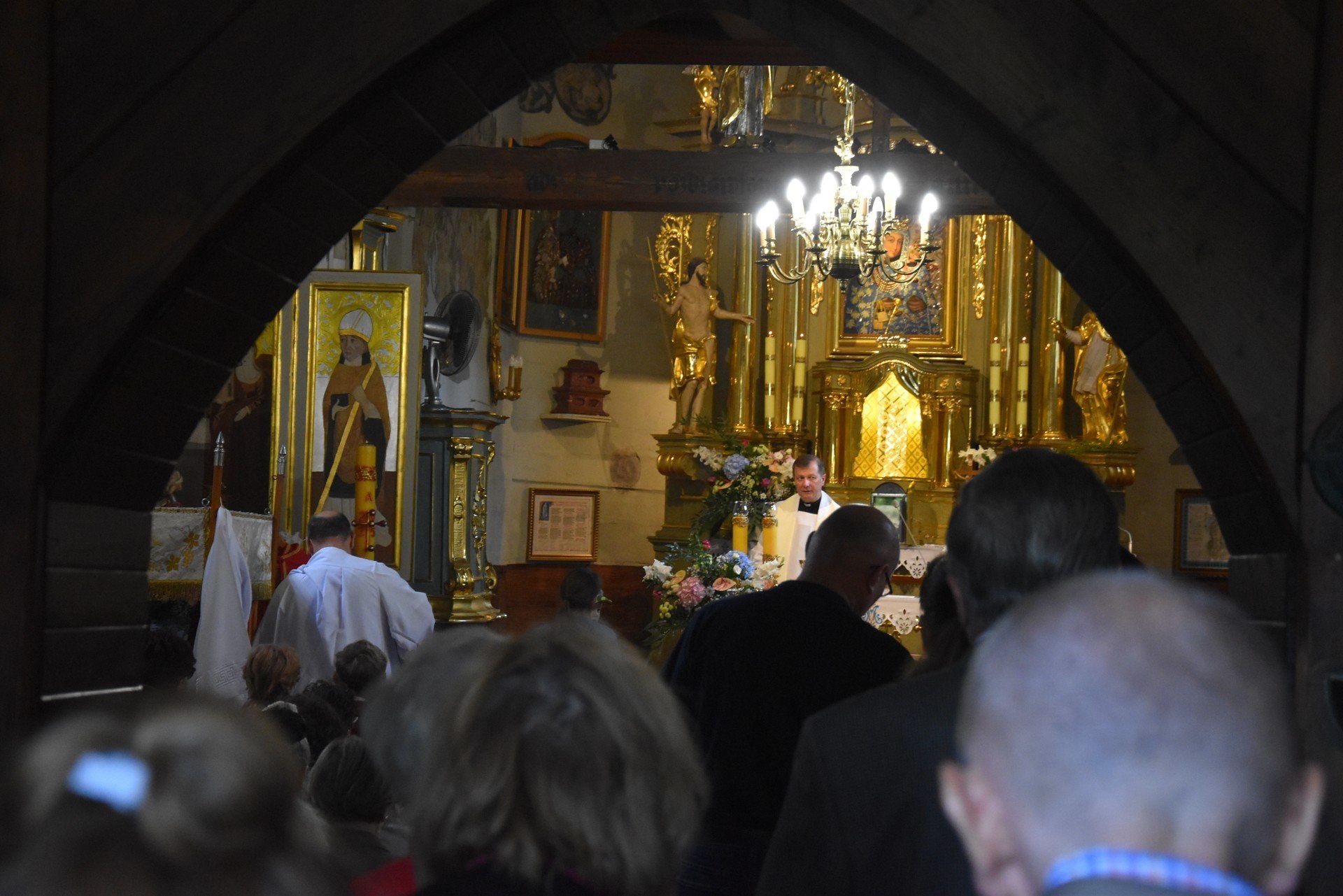 Odpust w sanktuarium Matki Bożej Szkaplerznej na Burku w Tarnowie. Codziennie na msze św. odpustowe do drewnianego kościółka nad Wątokiem licznie przybywają wierni, także w zorganizowanych pielgrzymkach