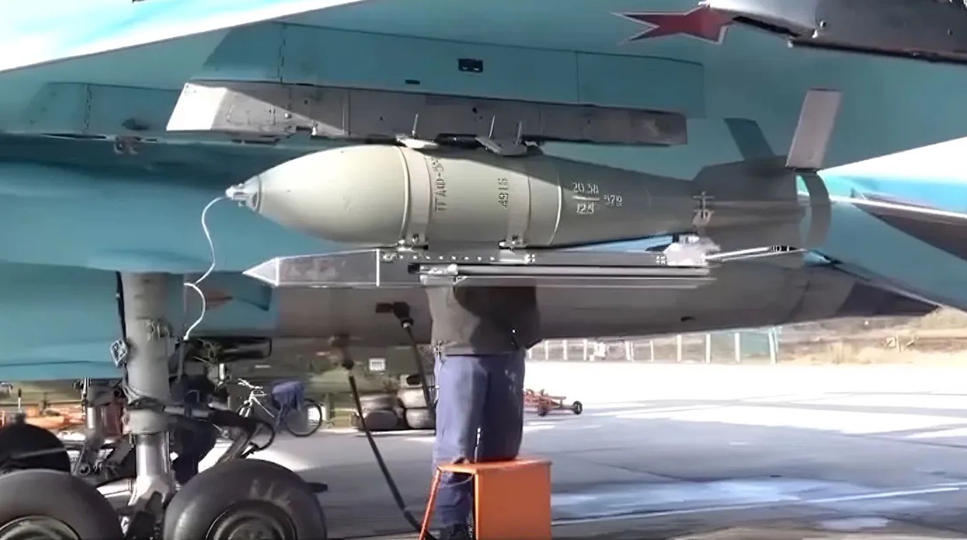 Rosyjska bomba FAB-300 z modułem UMPK (bomba jest zawieszona do góry nogami, po zrzucie odwraca się, aby moduł UMPK był na górze)