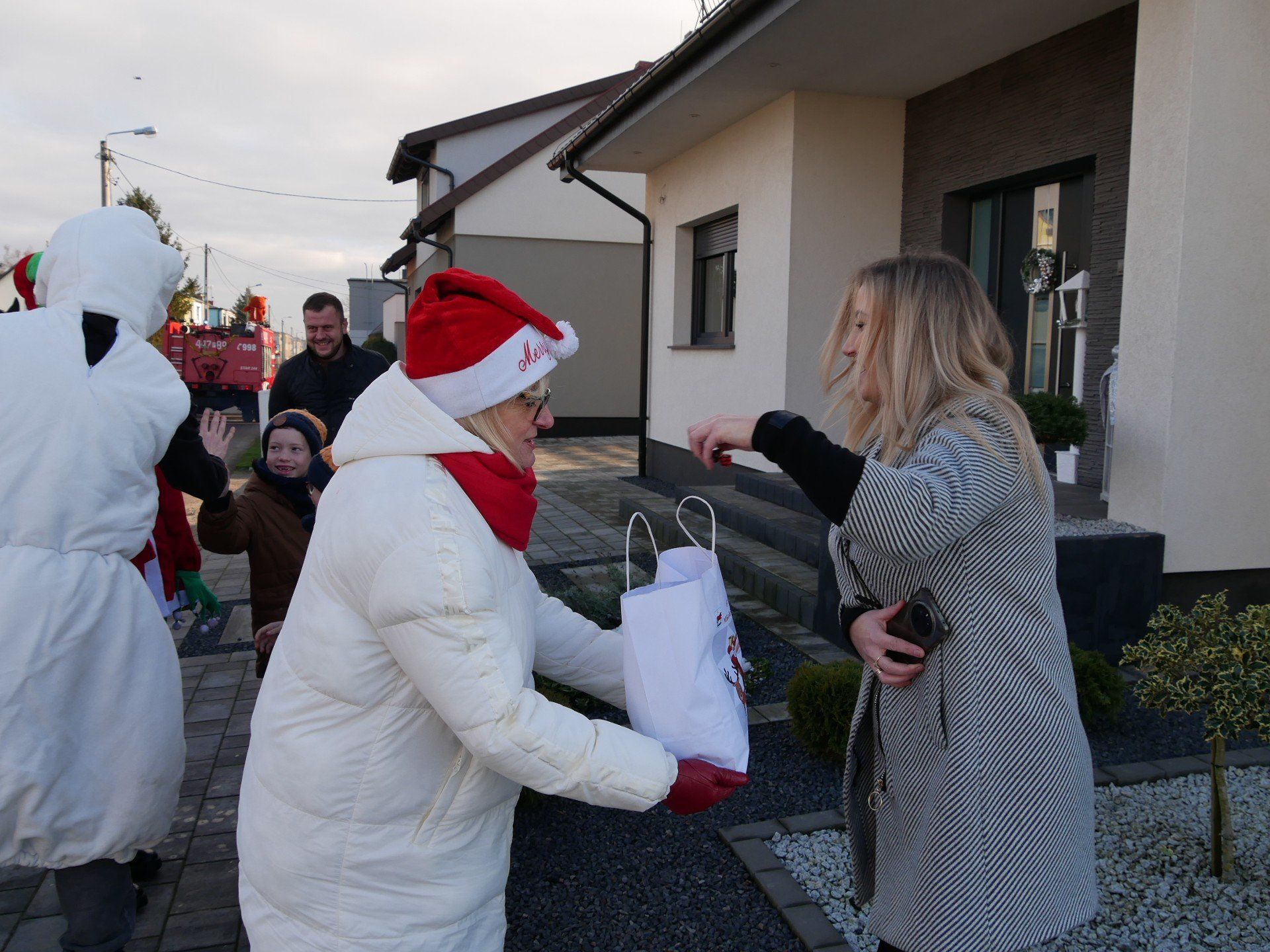 Mikołaj wraz z pomocnikami rozdali słodkie upominki w Łubnicy