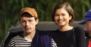 Wyluzowany Tom Holland i rozanielona Zendaya uwiecznieni na kolacji z przyjaciółmi. Nigdy nie wyglądali na bardziej zakochanych? (FOTO)