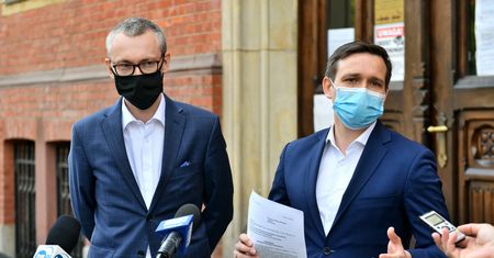 Wrocław. Michał Jaros złożył zawiadomienie do prokuratury. Mateusz Morawiecki i Jacek Sasin oskarżeni przez posła o niegospodarność