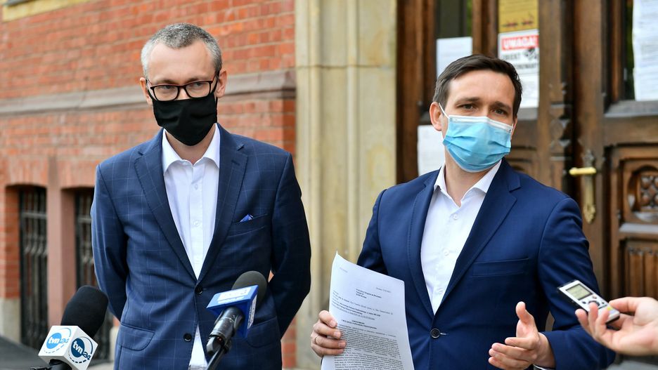 Wrocław. Michał Jaros złożył zawiadomienie do prokuratury. Mateusz Morawiecki i Jacek Sasin oskarżeni przez posła o niegospodarność