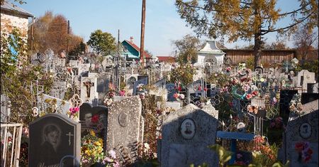 Straszliwe odkrycie na cmentarzu. Obok leżała sędziowska toga