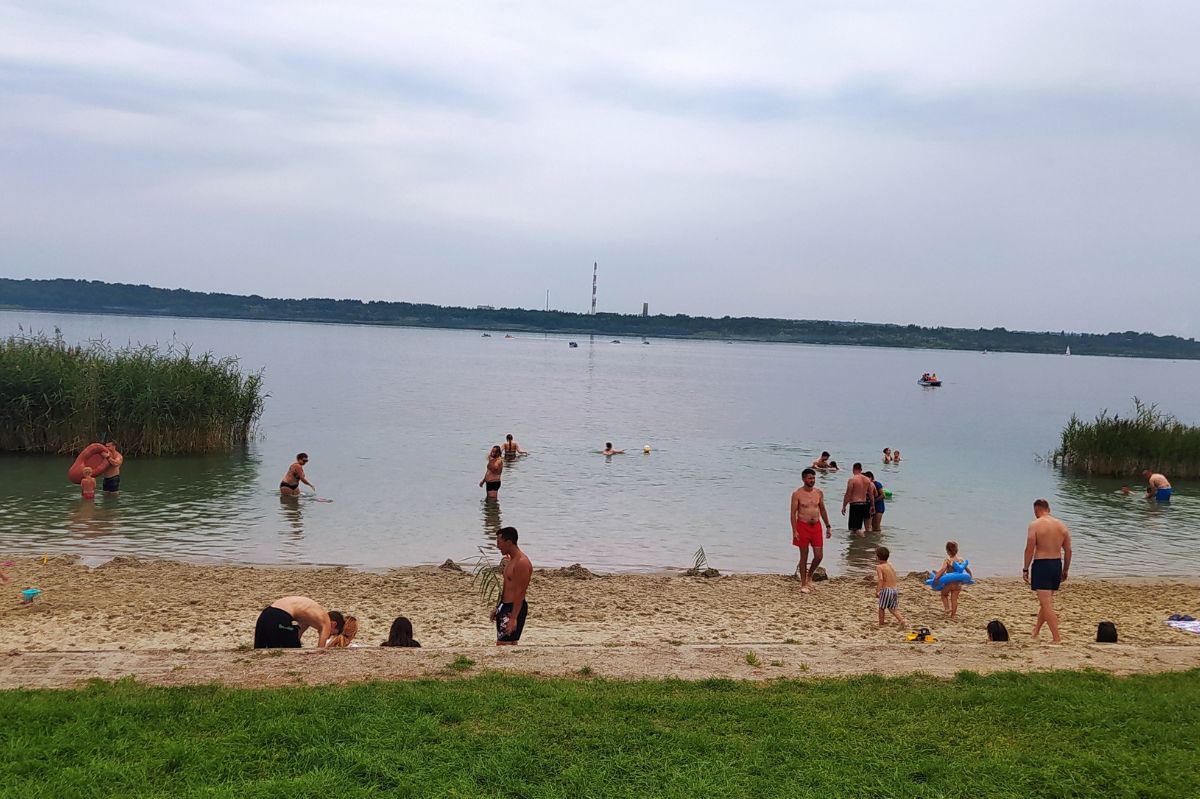 Tarnobrzeg: Jezioro najlepsze na upały. Tłumy szukały ochłody w wodzie