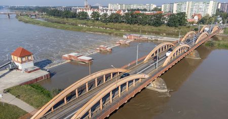 Fala kulminacyjna przechodzi przez Wrocław. Wały przesiąkały w dwóch miejscach