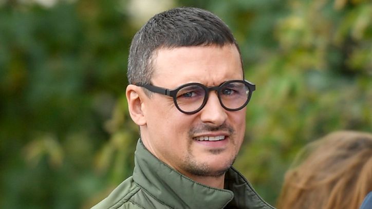 Mateusz Damięcki pisze o "bólu bycia Polakiem", a internauta kpi z jego "looku NA UCHODŹCĘ"