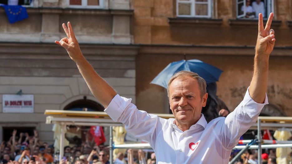 Warszawa, 04.06.2023. Przewodniczący PO Donald Tusk przemawia na placu Zamkowym w Warszawie, na zakończenie Marszu 4 Czerwca, 4 bm. W niedzielę ulicami Warszawy przeszedł organizowany przez Platformę Obywatelską marsz, który ma być protestem przeciw obecnym rządom. (mr) PAP/Paweł Supernak