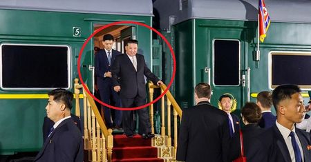 20 godzin na mrozie. Tak pilnują pociąg Kim Dzong Una