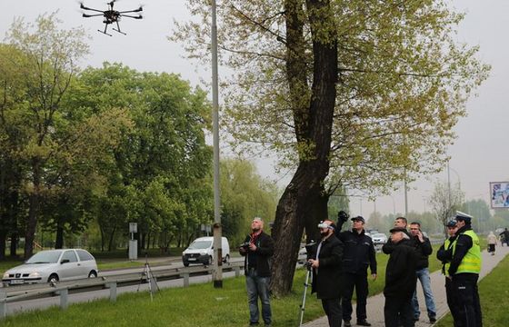 Śląska policja testuje drony do śledzenia wykroczeń drogowych (wideo)