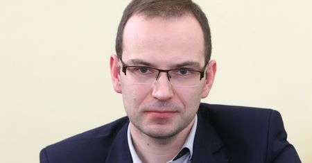 Marcin Kamil Duszek tłumaczy się z kontrowersyjnych zdjęć. "Nie znam tej pani w stringach"