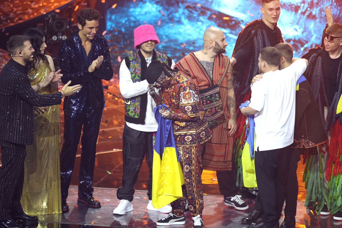 TURIN, ITALY - MAY 14: Alessandro Cattelan, Laura Pausini and Mika pose on stage with the Eurovision Song Contest winners, the Kalush Orchestra, representing Ukraine, during the Grand Final show of the 66th Eurovision Song Contest at Pala Alpitour on May 14, 2022 in Turin, Italy. (Photo by Daniele Venturelli/Daniele Venturelli / WireImage )