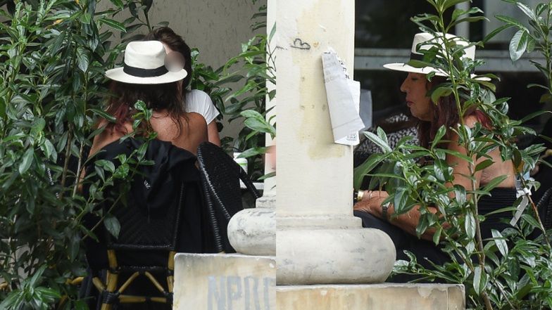 Agnieszka Fitkau-Perepeczko parkuje w niedozwolonym miejscu i znika w restauracji