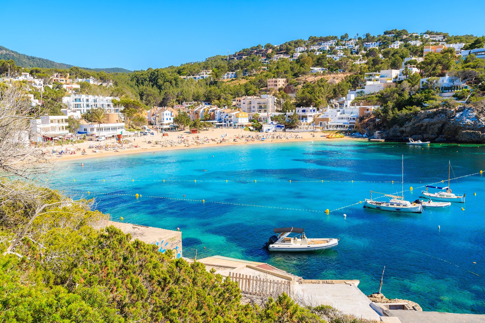 Ibiza kusi turystów rajskimi plażami