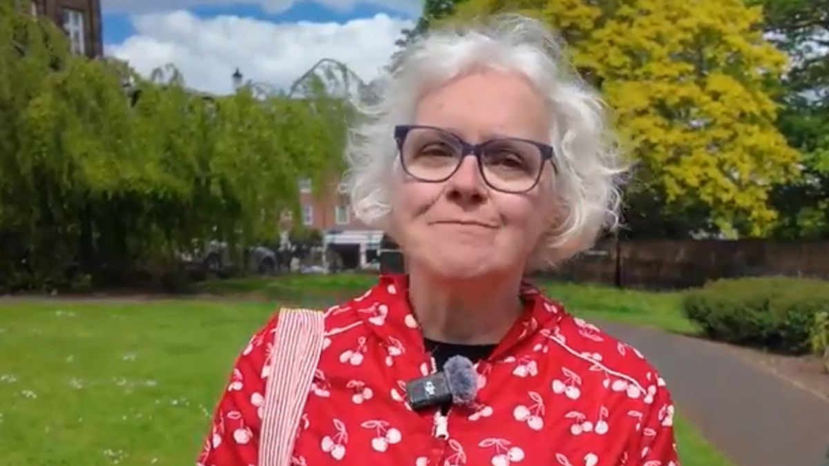 Jenny Parr wszędzie widzi przyjaciół. To objaw choroby. 