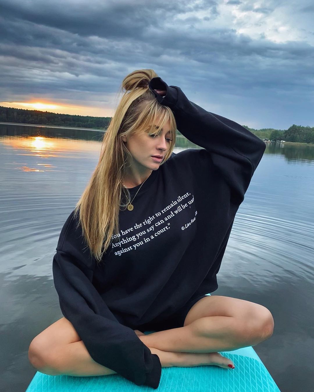 Marcelina Zawadzka prowokuje nadrukiem na bluzie