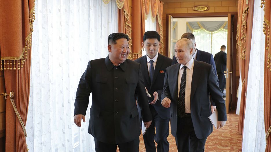 Wizyta Putina w Korei P�?nocnej
In this photo provided Thursday, June 20, 2024, by the North Korean government, North Korean leader Kim Jong Un, left, and Russian President Vladimir Putin, right, walk together at the state guest house in Pyongyang, North Korea, Wednesday, June 19. The content of this image is as provided and cannot be independently verified. Korean language watermark on image as provided by source reads: "KCNA" which is the abbreviation for Korean Central News Agency.(Korean Central News Agency/Korea News Service via AP)