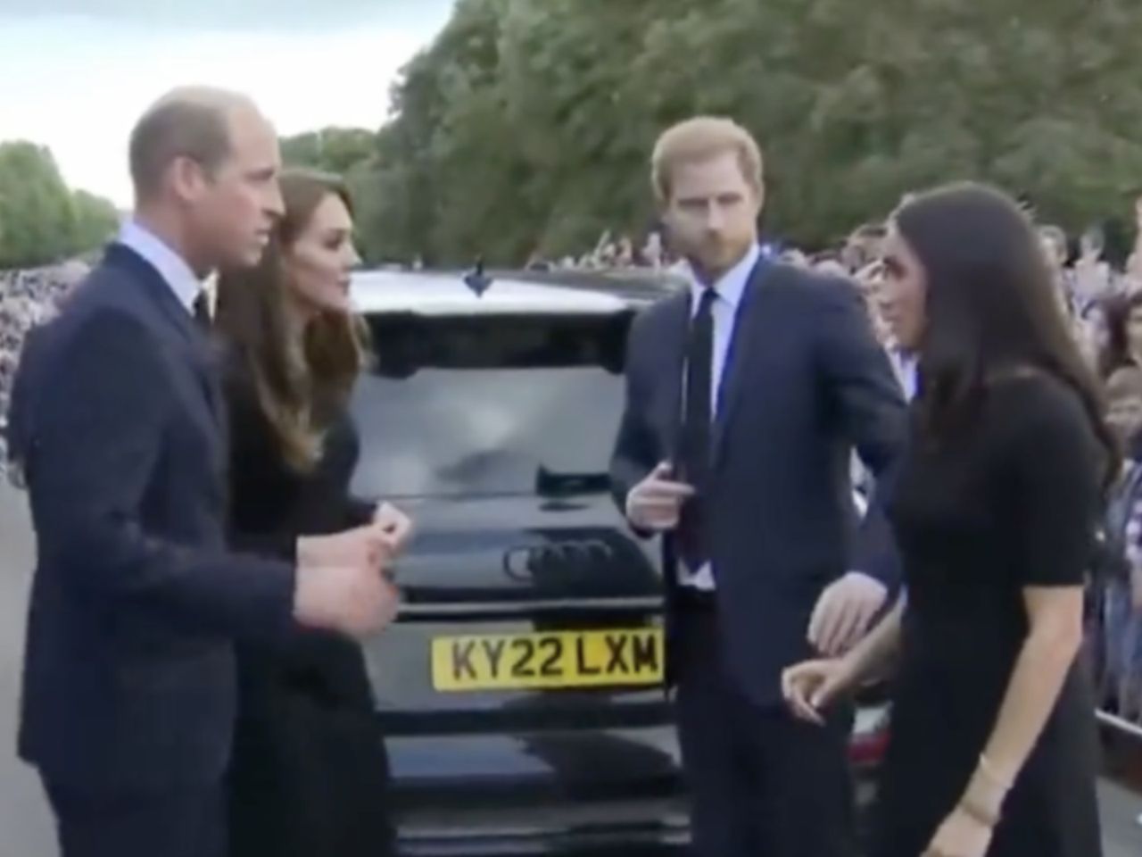 Kate "zmroziła wzrokiem" Meghan