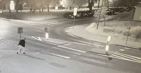 Pijany podszedł do znaku drogowego. Niecodzienny wybryk nagrała świętokrzyska policja