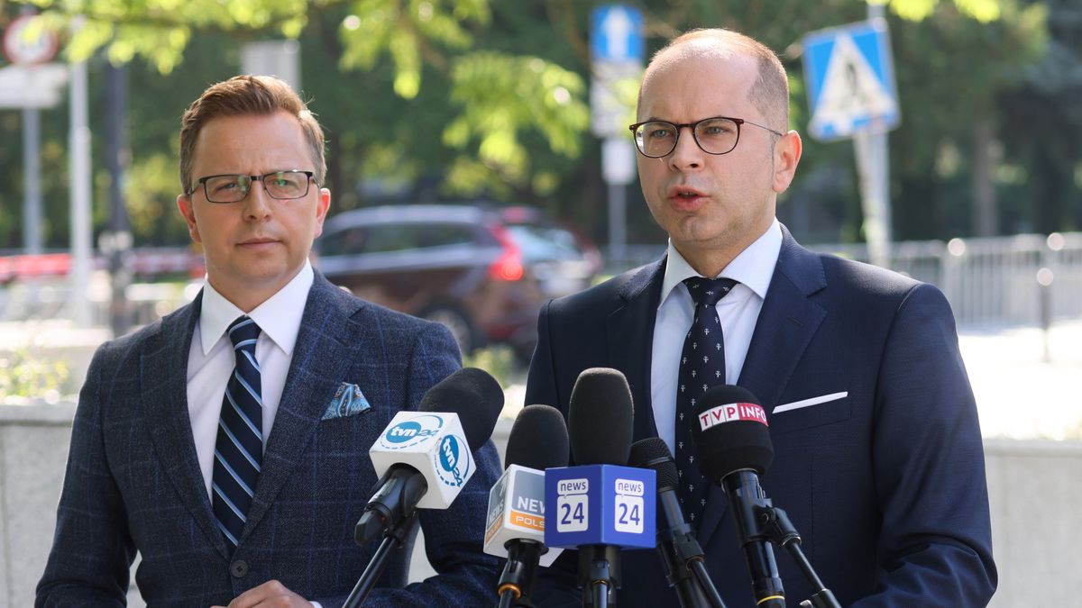 Kontrola poselska w LOT-cie. Przeprowadzili ją posłowie KO Michał Szczerba i Dariusz Joński (na zdjęciu).