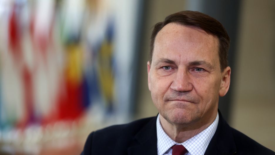Polish Minister of Foreign Affairs Radoslaw Sikorski speaks to the press during a European Foreign Affairs Council, in Luxembourg, 22 April 2024. The EU foreign ministers, joined by defense ministers, gathered in Luxembourg on 22 April for their monthly council meeting to discuss Russia's aggression against Ukraine and the situation in the Middle East, including developments on the ground and in the wider region. EPA/OLIVIER HOSLET Dostawca: PAP/EPA.