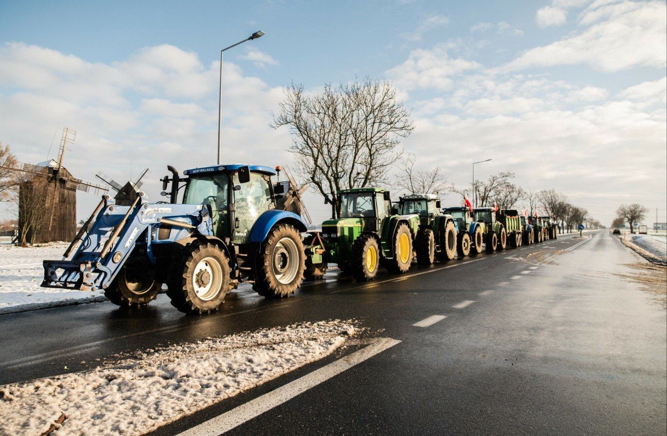 Rolnicy od rana blokują drogę. "Grzęźniemy w bagnie"