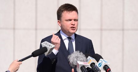 Szymon Hołownia zbiera śmieci. Po godzinie spaceru było ponad 50 kg