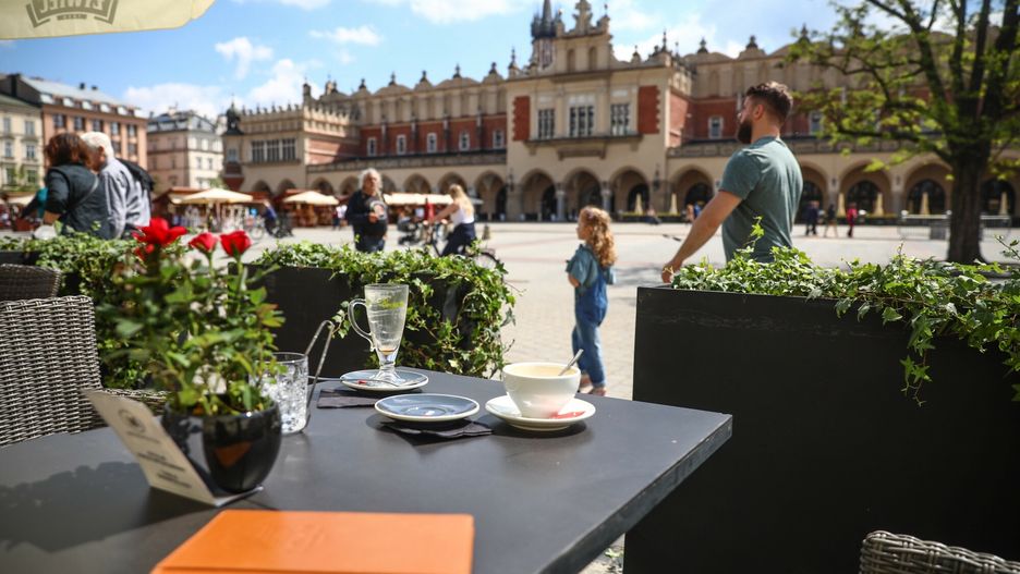 Ruszy?y ogr�dki restauracyjne
15.05.2021 Krakow Ogrodki kawiarni i restauracji ponownie otwarte po lockdownie  fot. Beata Zawrzel/REPORTER
Beata Zawrzel/REPORTER