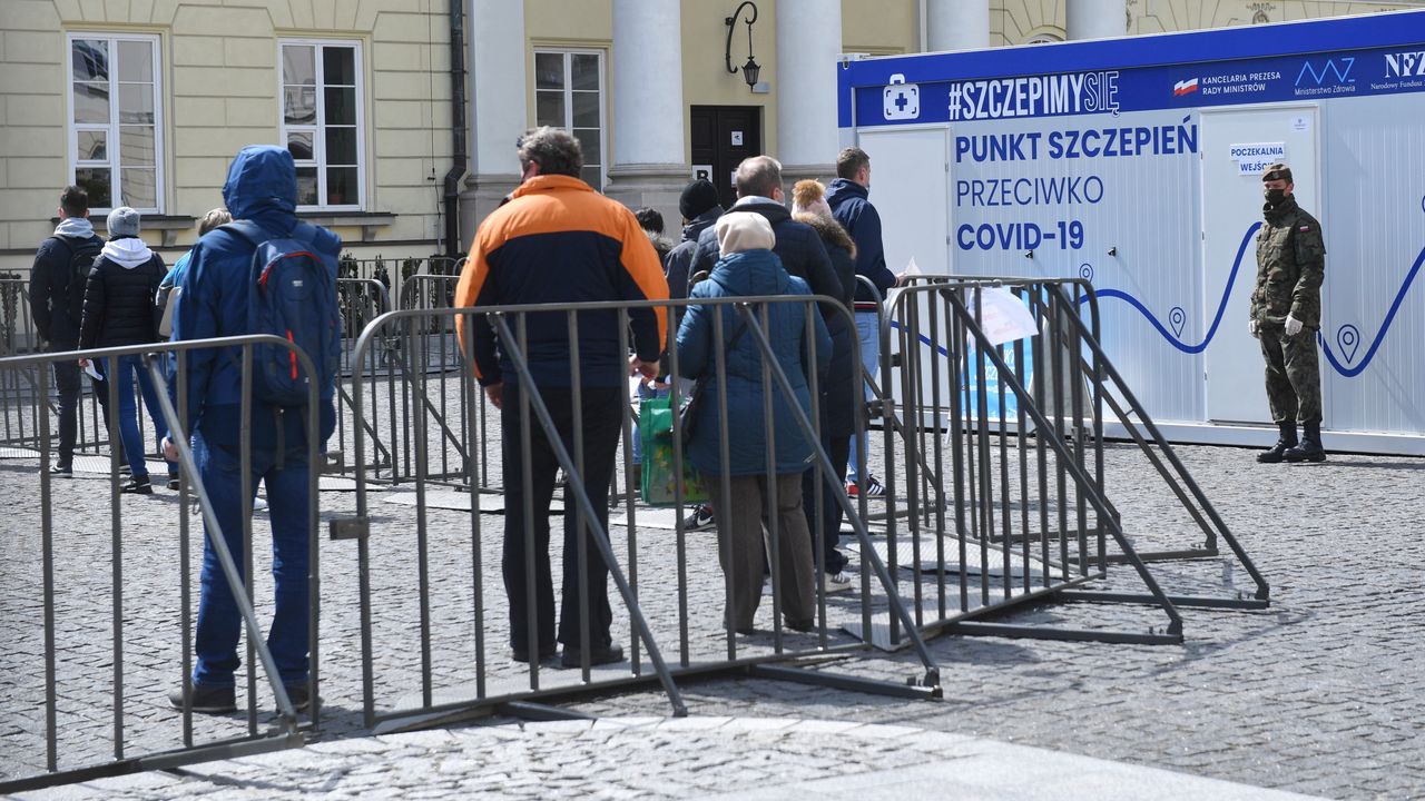 Kolejka do punktu szczepień. W Polsce wyszczepialność populacji jest wciąż zbyt niska 