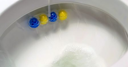 Powszechny błąd. Kostkę do WC należy wieszać inaczej