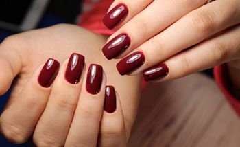 Poproś o "rum raisin nails". Oto najmodniejszy manicure na jesień
