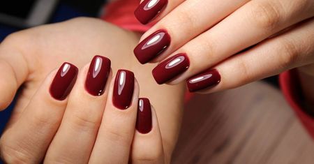 Najmodniejsze paznokcie tej jesieni. "Rum raisin nails" robią furorę